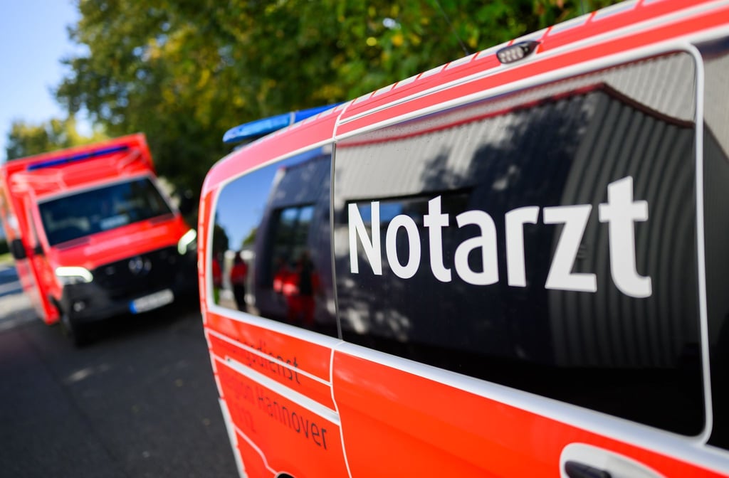 Ein junger Mann wurde am Sonntag mit lebensgefährlichen Verletzungen in ein Krankenhaus gebracht. (Symbolbild)