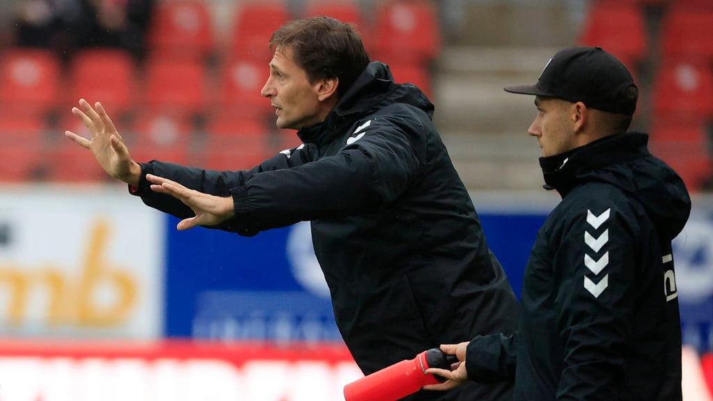 Trainer Georg Martin Leopold (links) führt den ZFC Meuselwitz mit ruhiger Hand.