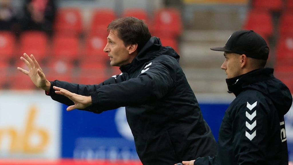 Trainer Georg Martin Leopold (links) führt den ZFC Meuselwitz mit ruhiger Hand.