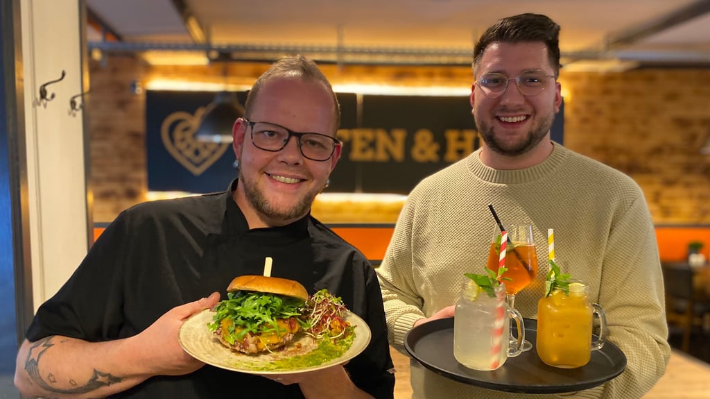 Küchenchef René Kirschnick (links) und Restaurantleiter Niklas Demuth wollen ein Restaurant in Wernigerode wiederbeleben.