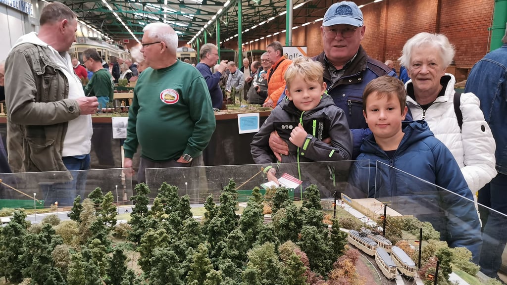 Im Straßenbahndepot in Magdeburg ist niemand zu groß für kleine Züge: Zwischen Mini-Bäumen und noch kleineren Schienen staunten hier Bruno und Mads ebenso wie ihre Großeltern Iris und Gerald Wandrey über die Detailtreue der Miniaturbahnen.