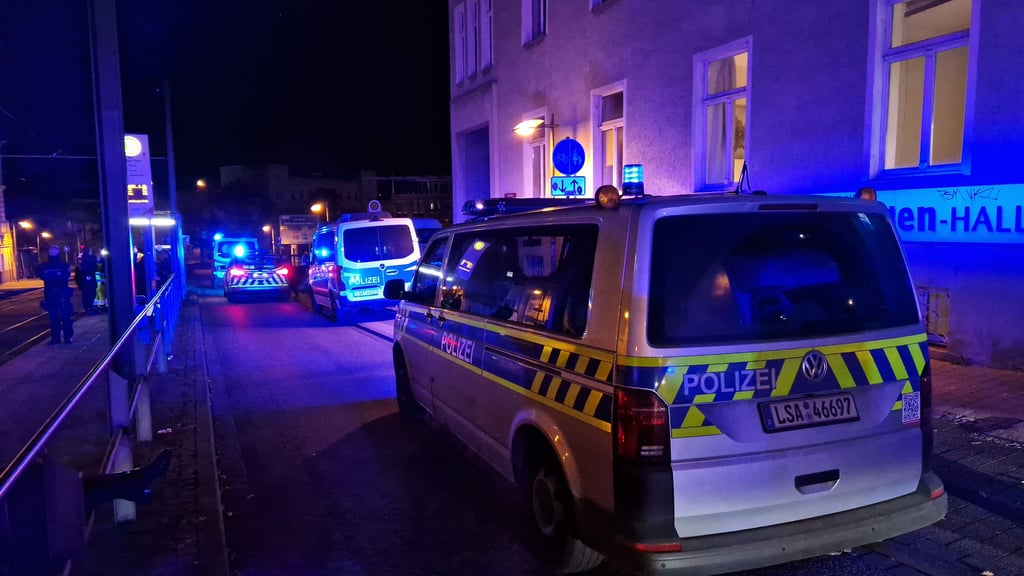 An der Waisenhausmauer kam es zu einem größeren Polizeieinsatz nach einer Auseinandersetzung im Bankers Club Halle.