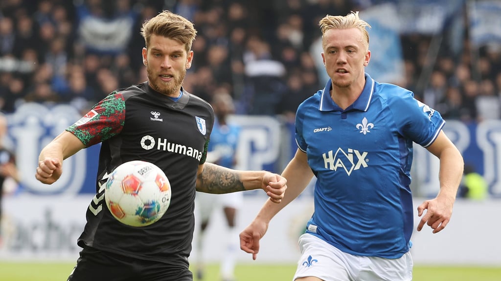Marcus Mathisen (1. FC Magdeburg, li.) im Duell mit Isac Lidber von SV Darmstadt 98.