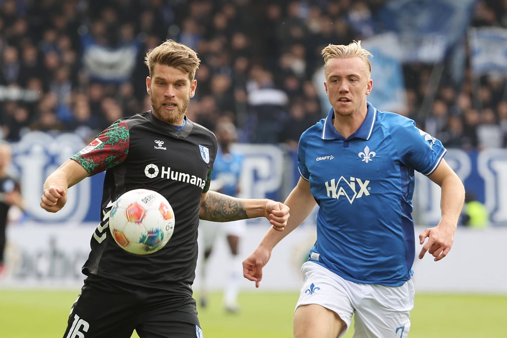Marcus Mathisen (1. FC Magdeburg, li.) im Duell mit Isac Lidber von SV Darmstadt 98.
