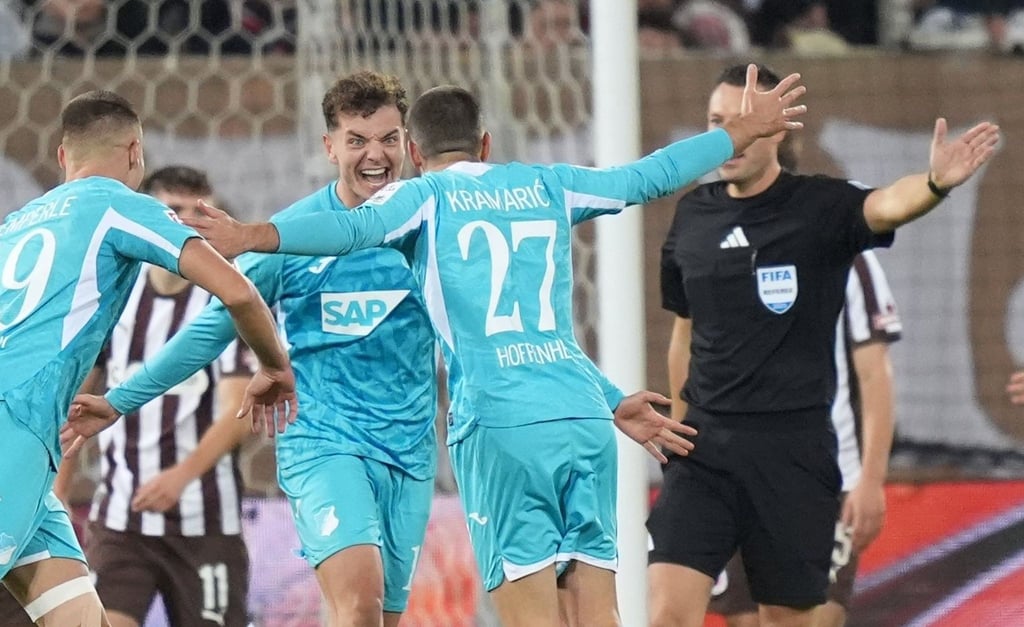 Andrej Kramaric (vorne, 1899 Hoffenheim) jubelt nach seinem Treffer zum 2:0.