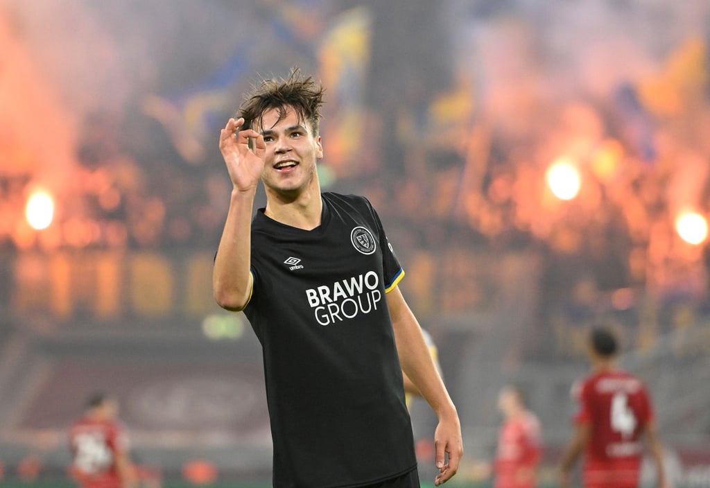 Max Marie von Eintracht Braunschweig feiert sein erstes Profitor.