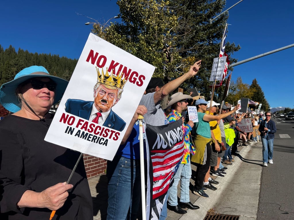 Auch in Truckee in Kalifornien gab es unter dem Motto „No Kings“ Proteste gegen Präsident Trumps Politik.