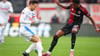 Kiel-Kapitän Steven Skrzybski (links) und Pape Demba Diop von Nürnberg kämpfen um den Ball.