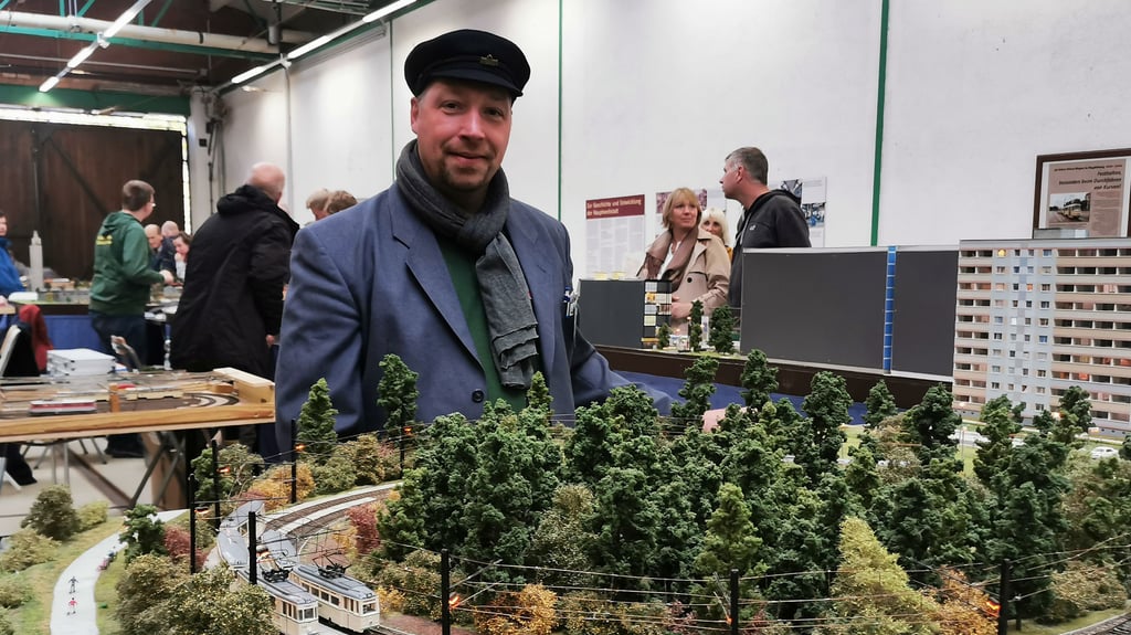 Hat sein Hobby zum Beruf gemacht: Stefan Naedler steuert nicht nur die Modellbahnen in Magdeburg, sondern ist auch im richtigen Leben Straßenbahnfahrer - und das mit Leib und Seele, wie er erzählt.