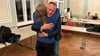 Die erste Gratulantin nach Ende der Stimmenauszählung war Daniel Zwicks Ehefrau.