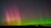 Polarlicht und Komet leuchten am Nachthimmel.