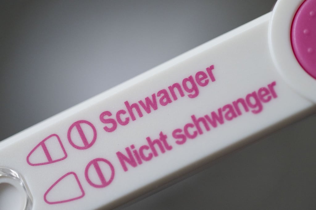 Nach einem positiven Schwangerschaftstest benötigen viele Frauen Beratung. (Symbolbild)