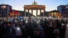 Hunderte von Demonstranten bilden mit Smartphones und Feuerzeugen ein Lichtermeer.