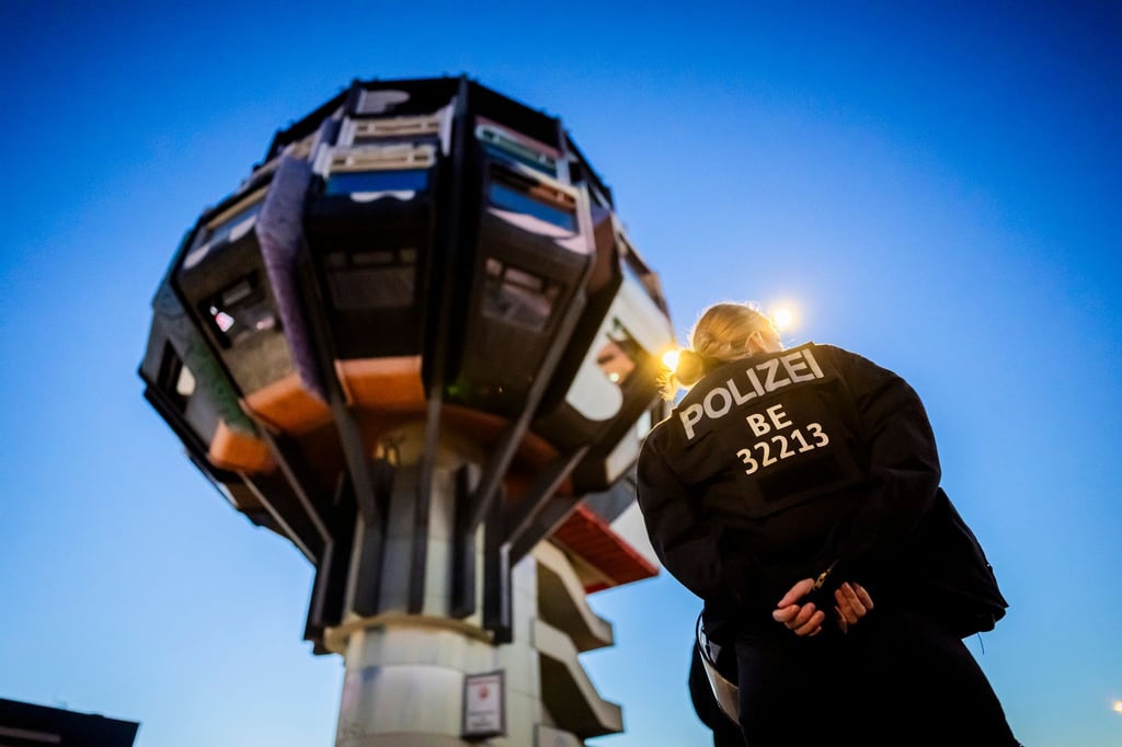 Mehr als ein Dutzend Personen hatten den Bierpinsel in Steglitz für mehrere Stunden besetzt.