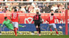 Eins von drei Gegentoren für Bayer-Keeper Mark Flekken (l).