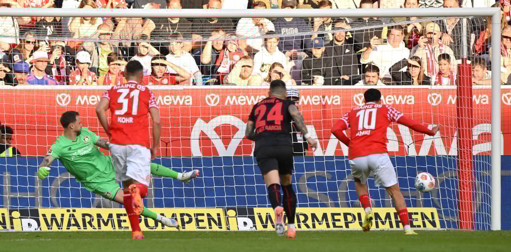 Eins von drei Gegentoren für Bayer-Keeper Mark Flekken (l).