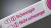 Nach einem positiven Schwangerschaftstest benötigen viele Frauen Beratung. (Symbolbild)