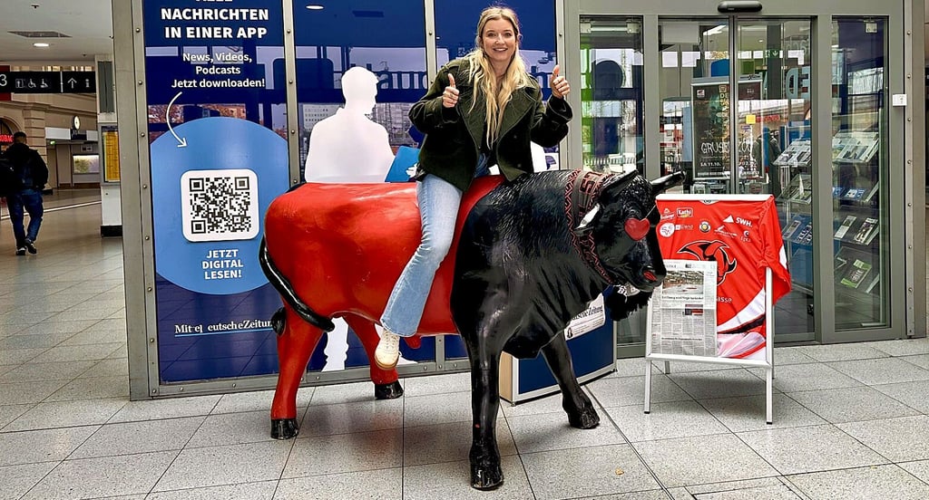 MZ-Volontärin Hanna Schabacker hat den Bullen gezähmt. Das Maskottchen der Saale Bulls steht jetzt eine Woche bei MZ im Gläsernen Bahnhofsbüro.