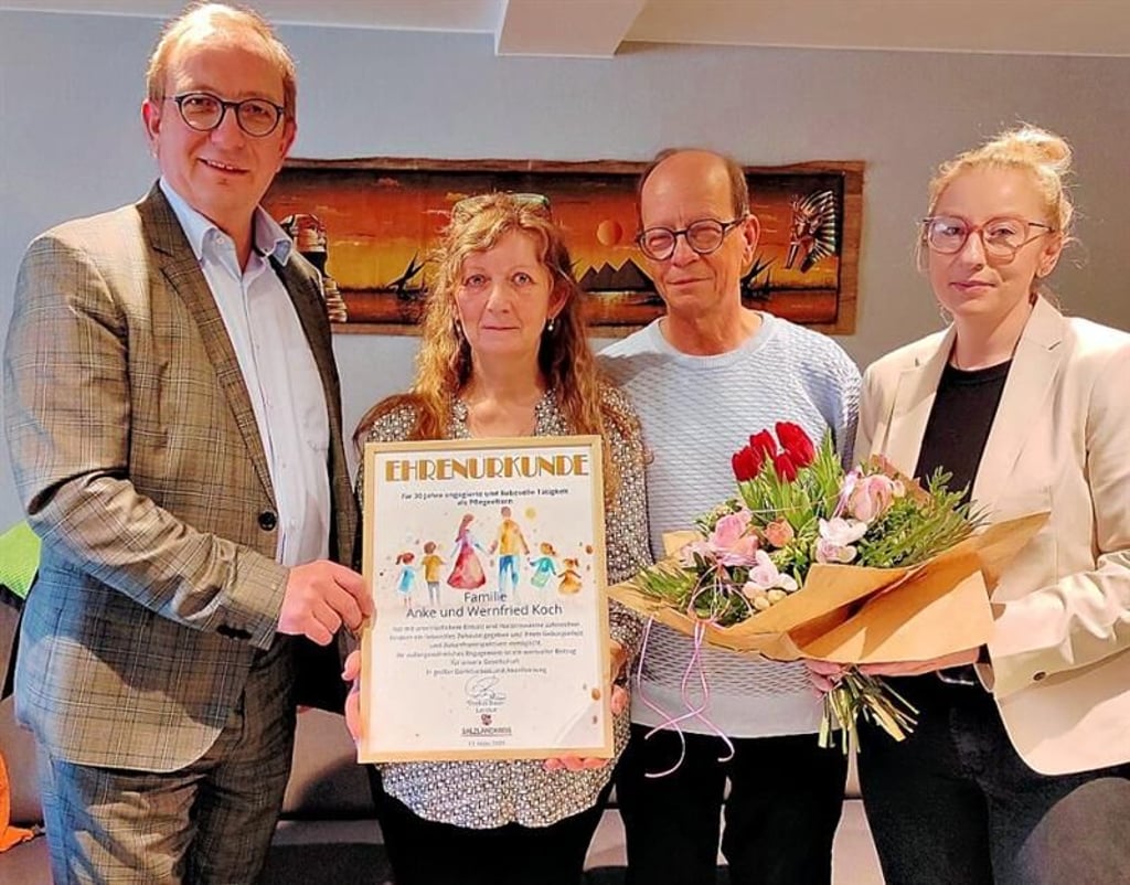 Im März wurden Anke und Wernfried Koch (Mitte) aus Nienburg vom Salzlandkreis für ihr Engagement als Pflegeeltern ausgezeichnet.
