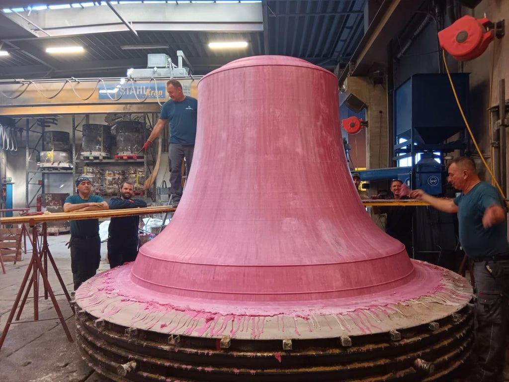 Die sogenannte „falsche Glocke“, eine Nachbildung der endgültigen Bronzeglocke, der „Credamus“ für den Magdeburger Dom.