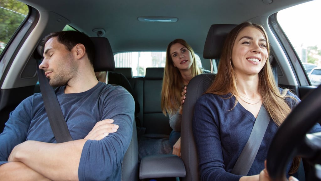 Kurz mal abschalten: Wer für seine Arbeitsstrecke Fahrgemeinschaften bildet, kann zumindest zeitweise einen kleinen Powernap machen oder die Zeit mit netten Gesprächen verkürzen.