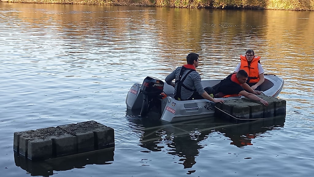 Johannes Franke (v.l.), Noah Schneider und Till Lemme von der Calvörder Feuerwehr sind mit dem Boot auf dem Wasser des Mittellandkanals im Einsatz.