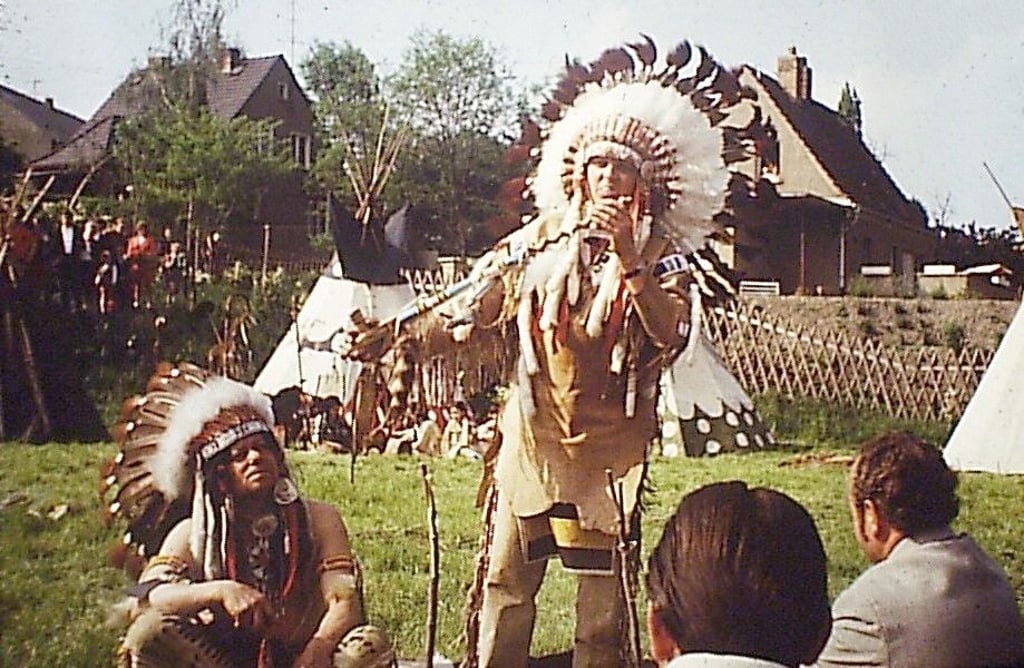 Im früheren Indianerdorf auf der Wiese an der Röße konnten die Kinder Indianerspiele miterleben.