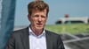 Flughafen-Chef Ahmelmann ist wegen einer möglichen Strecken-Streichung der Lufthansa alarmiert. (Archivbild)