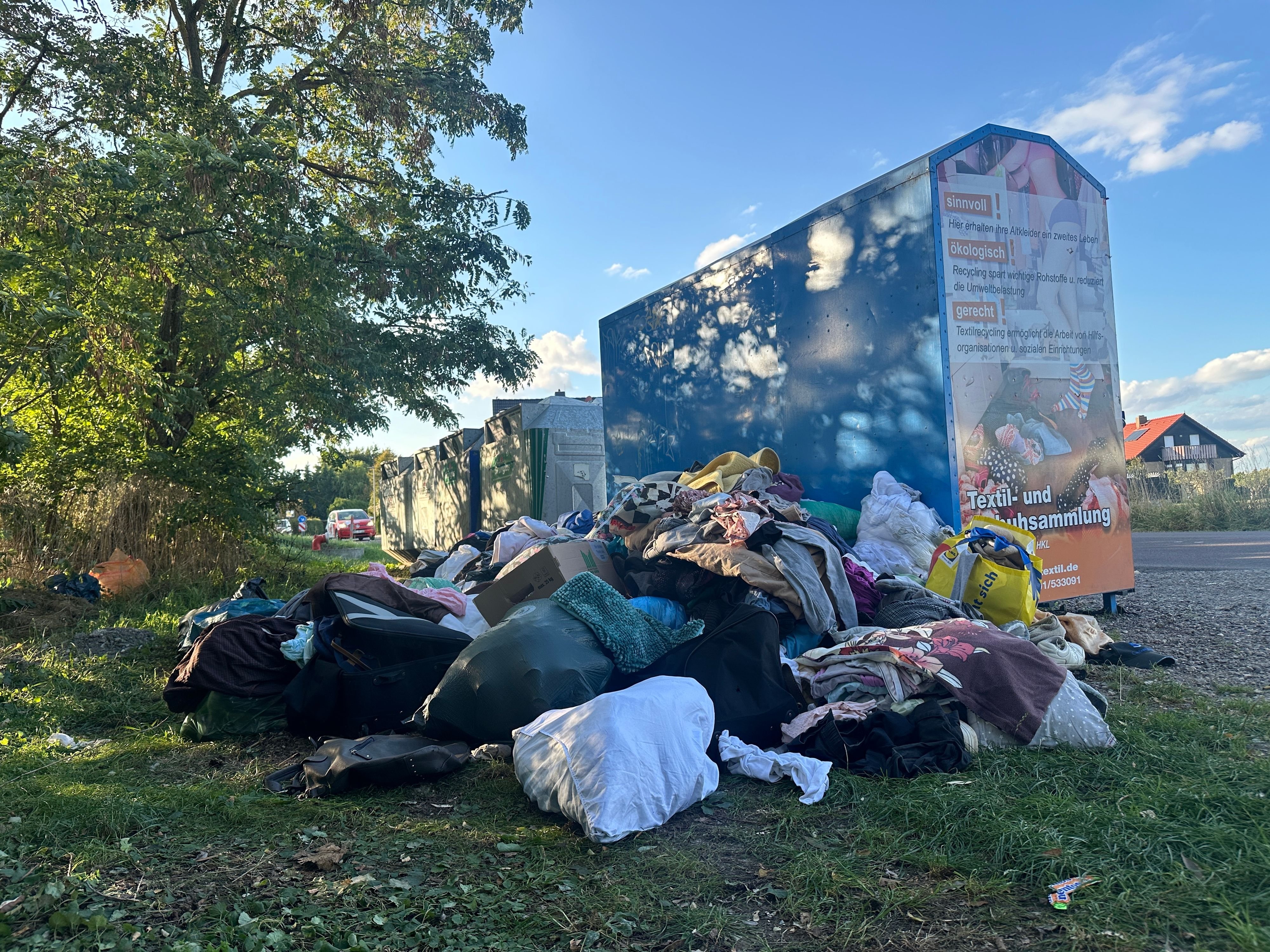 Müllberge am Ortseingang: Nach Ende in Gerwisch: Biederitz zieht Reißleine bei Kleidercontainer