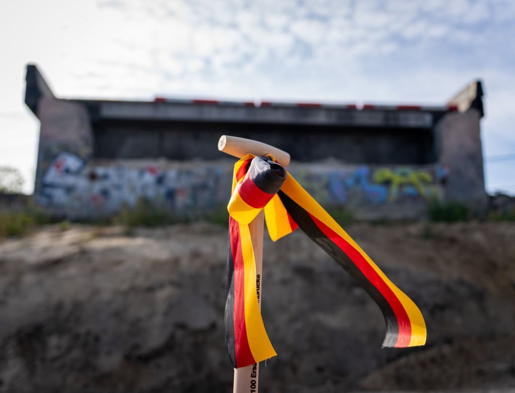 Für den Neubau der Ringbahnbrücke erfolgte im Berliner Westen der feierliche Spatenstich.