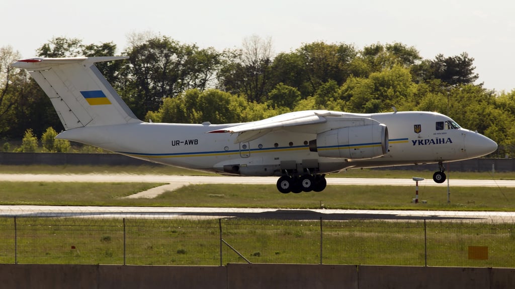 Überraschung am Flughafen Leipzig/Halle: Eine kleinere Antonov-Maschine ist in Schkeuditz gelandet.