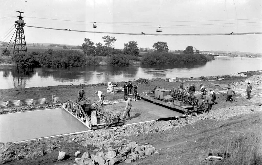 Mit Maschinen wurde eine Straße an der Saale in Trotha geteert.