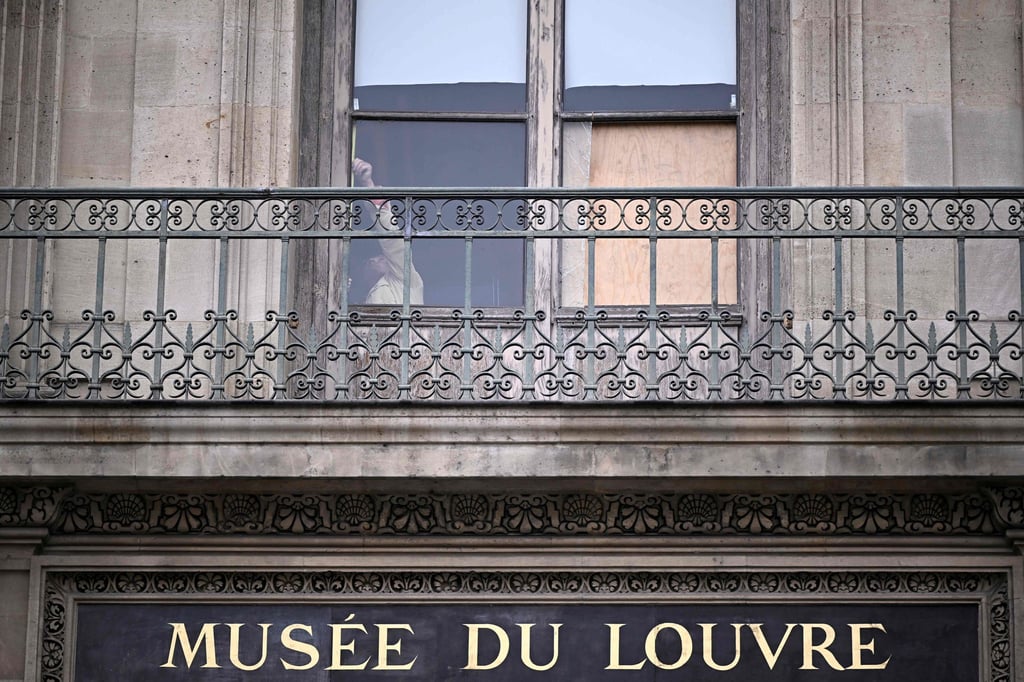 Im Pariser Louvre wurden kostbare Schmuckstücke gestohlen.