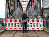 Rolf Onnen, der Eigentümer der Hubbrücke, steht mit einer zerstörten Holzbohle vor der Brücke. Vandalismus hatte auch schon zu Sperrungen geführt. Nun wurde die Nutzung wegen Sicherheitsmängeln vom Wasser- und Schifffahrtsamt Magdeburg untersagt.