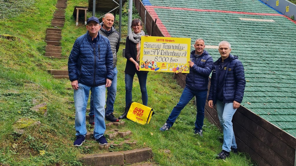 Das Projekt in Rothenburg kann starten. Nachdem Melanie Mätzel von Lotto Sachsen-Anhalt den Förderscheck an Patrick Valentin (2.v.r) und Andreas Teubner (r.) vom SFV Rothenburg überreicht hat, stehen Harald und Mathias Valentin (v.l.) vom Bauunternehmen Valentin schon in den Startlöchern.
