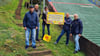 Das Projekt in Rothenburg kann starten. Nachdem Melanie Mätzel von Lotto Sachsen-Anhalt den Förderscheck an Patrick Valentin (2.v.r) und Andreas Teubner (r.) vom SFV Rothenburg überreicht hat, stehen Harald und Mathias Valentin (v.l.) vom Bauunternehmen Valentin schon in den Startlöchern.