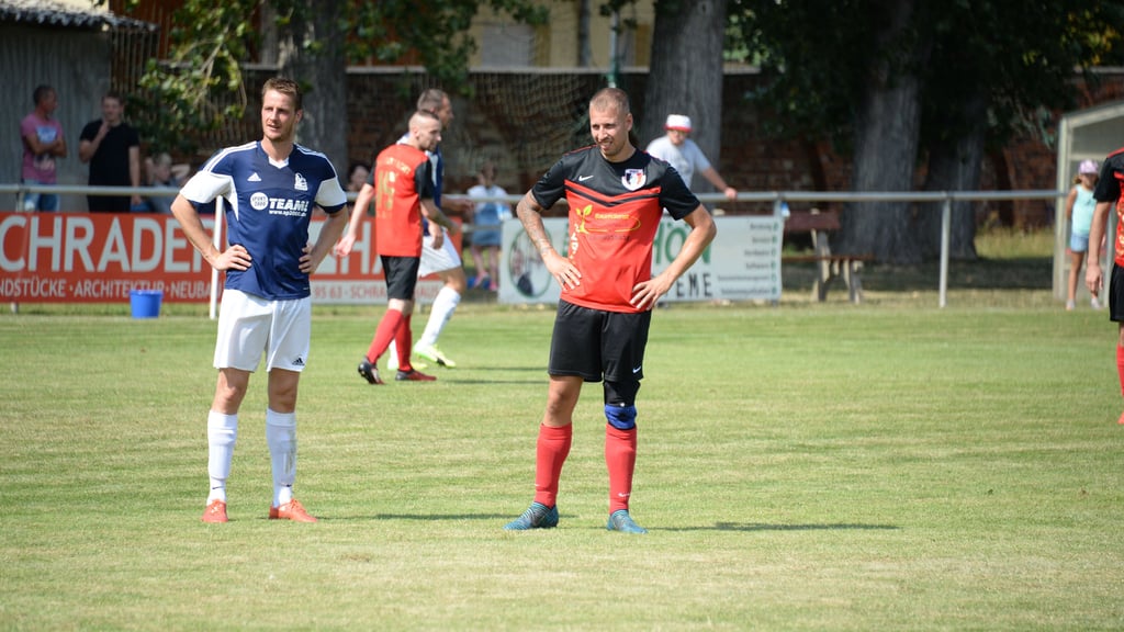 Dennis Wesemann (r.) spielt weiterhin in der Fußball-Kreisoberliga für Eintracht Gladau.