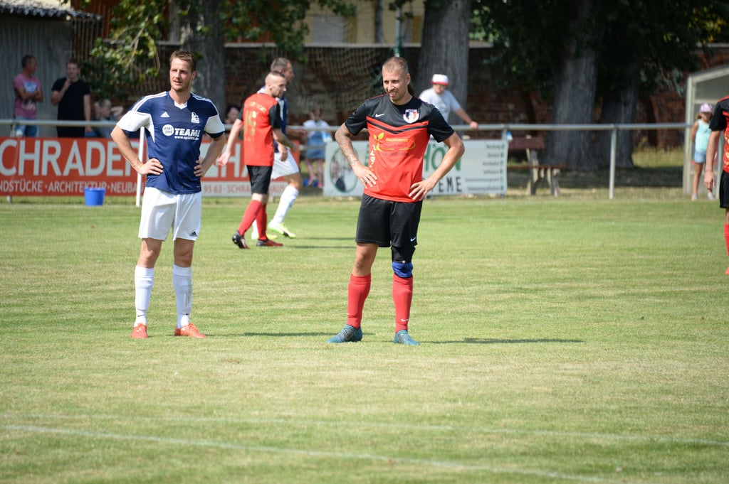 Dennis Wesemann (r.) spielt weiterhin in der Fußball-Kreisoberliga für Eintracht Gladau.