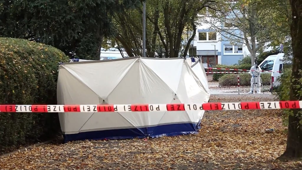 Ein maskierter Mann hat auf eine Frau eingestochen, als sie ihr Wohnhaus in Bremen verließ. Auch ihr Sohn wurde verletzt.