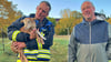 Sind froh über den guten Ausgang der Verfolgungsjagd in Helbra:  Dennis Schuppig mit Lamm Lilly und Bürgermeister Gerd Wyszkowski. 