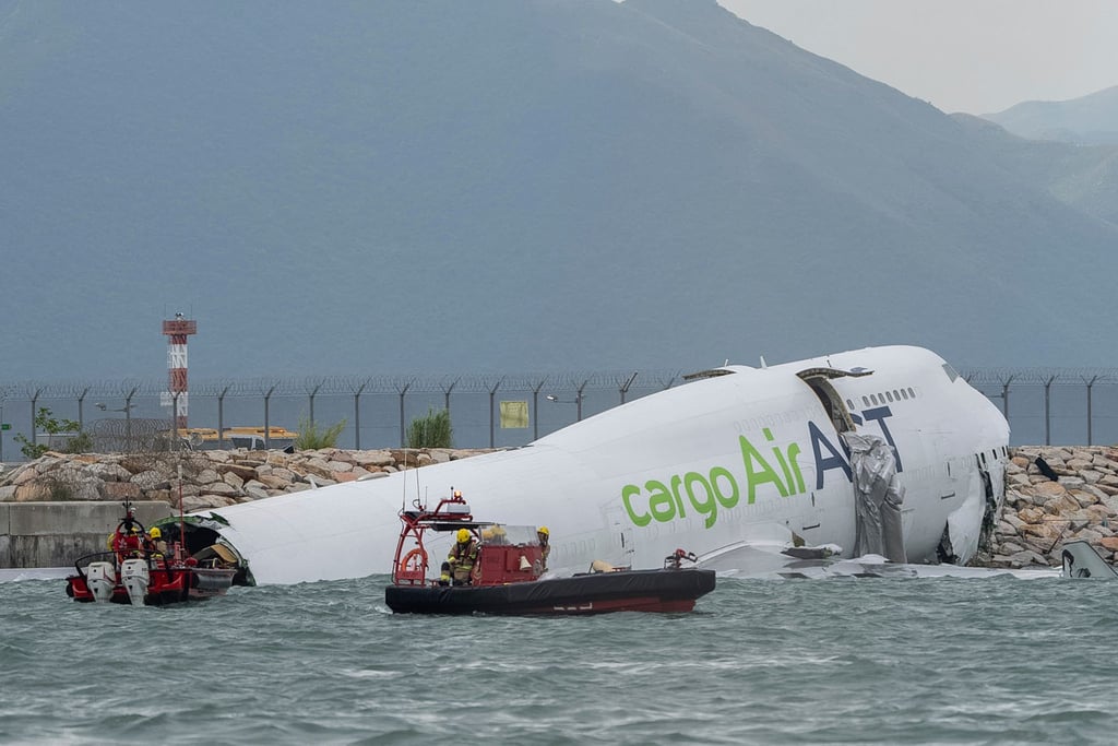 Die Frachtmaschine rutschte über die Landebahn hinaus ins Wasser.