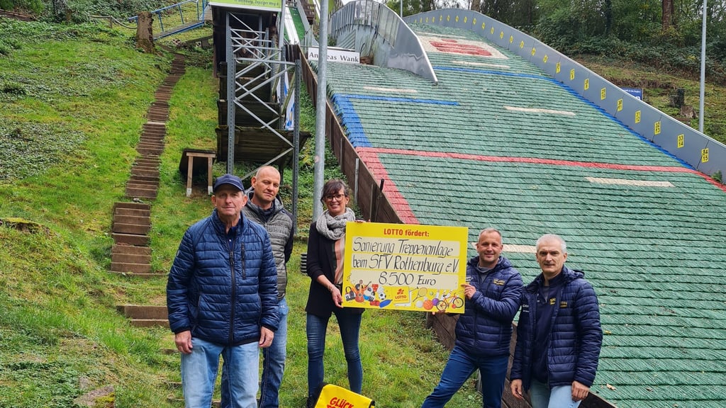 Das Projekt in Rothenburg kann starten. Nachdem Melanie Mätzel von Lotto Sachsen-Anhalt den Förderscheck an Patrick Valentin (2.v.r) und Andreas Teubner (r.) vom SFV Rothenburg überreicht hat, stehen Harald und Mathias Valentin (v.l.) vom Bauunternehmen Valentin schon in den Startlöchern.