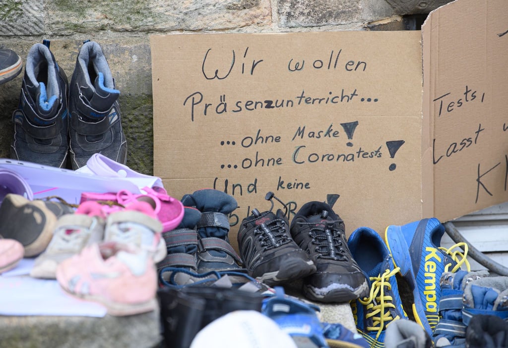 Junge Leute leiden nach Ansicht der Diakonie noch immer unter den Folgen der Corona-Pandemie. (Archivbild)
