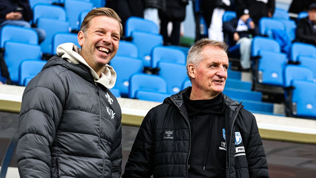 Florian Kohfeldt (Cheftrainer vom SV Darmstadt, li.) und Petrik Sander (1. FC Magdeburg) vor dem Spiel in Plauderlaune.
