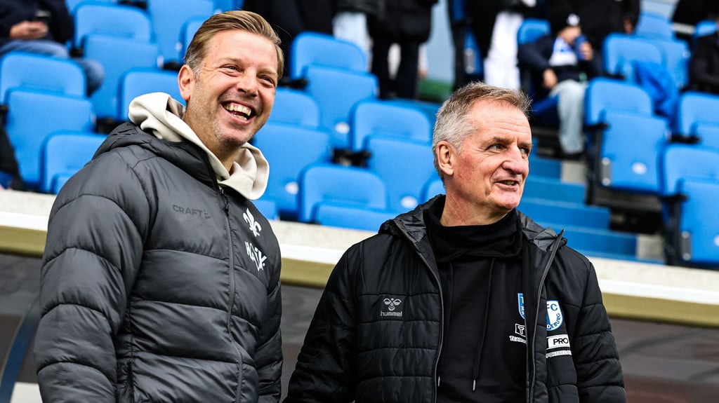 Florian Kohfeldt (Cheftrainer vom SV Darmstadt, li.) und Petrik Sander (1. FC Magdeburg) vor dem Spiel in Plauderlaune.