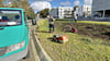 Mitarbeiter eines Dienstleisters haben vergangene Woche auf der ovalen Fläche am Kreisverkehr Mühlstraße gearbeitet.