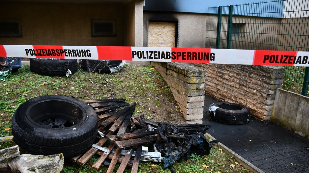 Am Tag nach dem Kellerbrand in einem Mehrfamilienhaus in Magdeburg ist das Gebäude noch gesperrt.