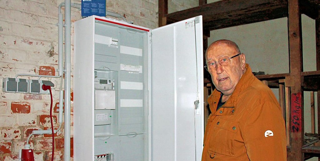 Frank Dreihaupt am neuen Schaltschrank. Jetzt hat die alte Modelltischlerei in Tangerhütte wieder einen eigenen Stromanschluss.