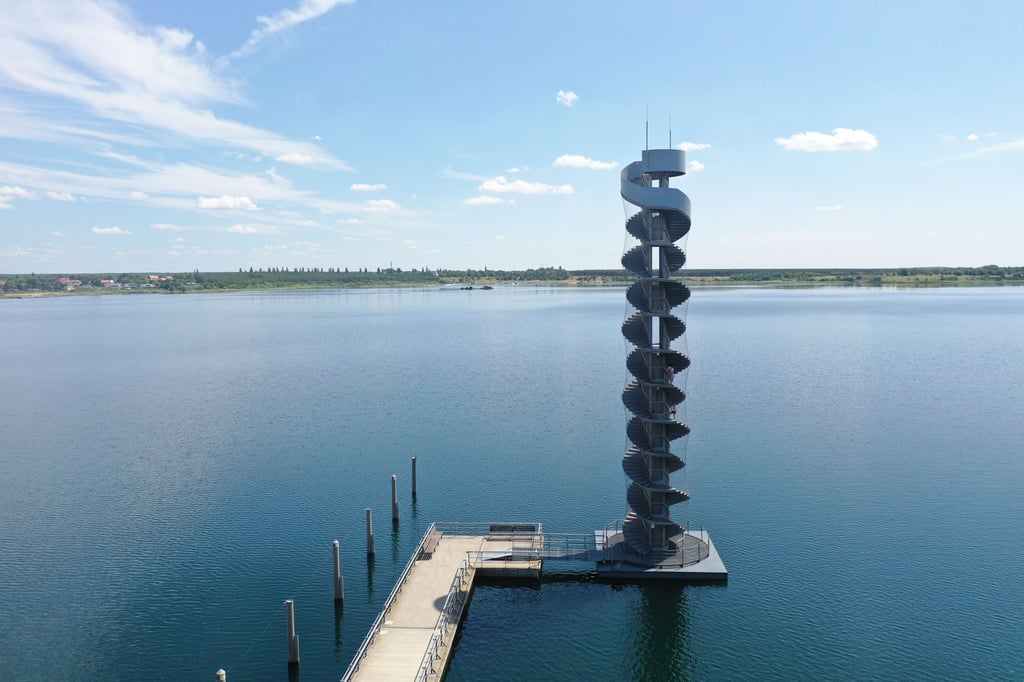 Blick auf den Pegelturm an der Goitzsche.