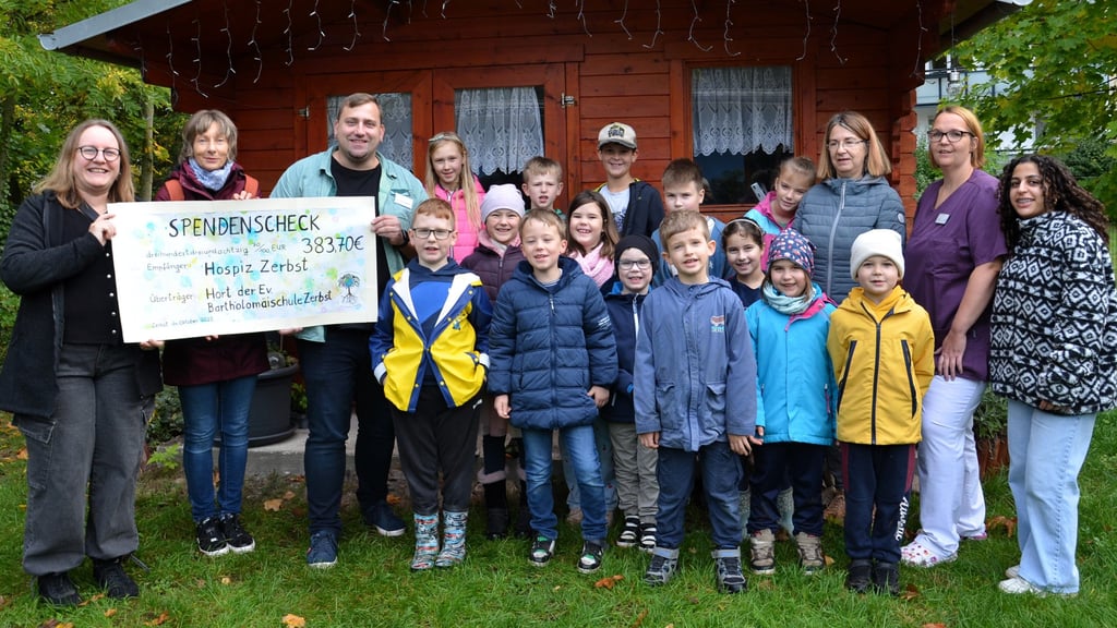 Gemeinsam mit ihren Erzieherinnen überreichten die Ferienkinder des Hortes der evangelischen Bartholomäischule dem Zerbster Anhalt-Hospiz einen Spendenscheck.